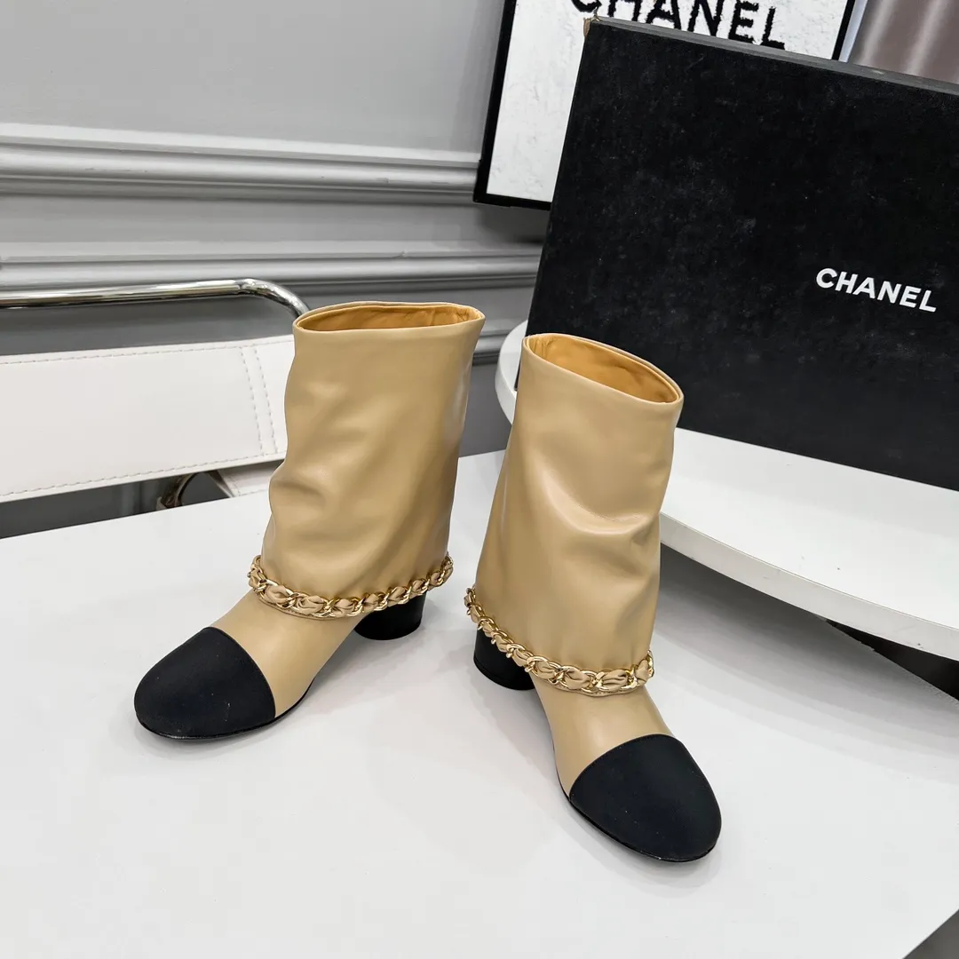 👟👟Ex-factory price 980👟👟 High version of Chanel CHANEL, 🌞🌞🌞Xiaoxiang’s latest boots for autumn and winter 2025, a must-have item for this autumn and winter! ! Ms. Chanel loves simple yet irresistible combinations to show her unique style. Mix and match freely to shine⚡Follow Grandma’s fashion steps! ! ! The top-notch craftsmanship and texture are perfectly presented. No matter any details, you can compare them with the counters. The best quality products can be entered and exited from the counters at will! ! ❶Material: imported cowhide ❷Inner lining: cowhide lining ❸Feet: cowhide lining ❹Outsole: original Italian leather outsole ❺Heel height: 5.5cm ❻Boot shaft height: 8 inches ❼Number: 35-40 (40 and 41 are customized and cannot be returned)